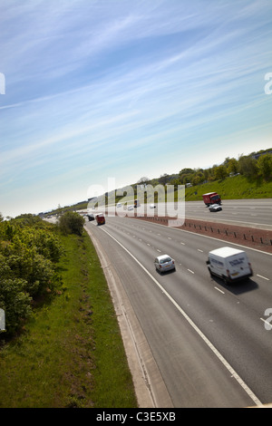 M1 Autobahn England. An sonnigen Tag mit blauem Himmel geschossen. Zeigt sechs Fahrspuren der Fahrbahn. Kurve in der Straße. Ländlichen Umgebung. Stockfoto