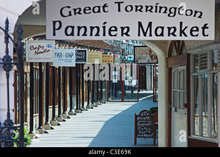 Pannier Markt in Great Torrington, Devon, mit kleinen Geschäften und keine Kunden Stockfoto