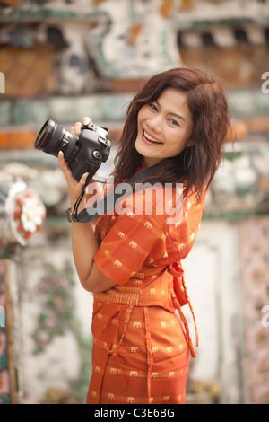 asiatische thai-Frau in traditioneller Kleidung mit professionellen Digitalkamera am Wat Arun Tempel, Bangkok, thailand Stockfoto