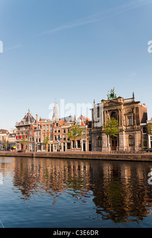 Häuser und Teylers Museum entlang der Spaarne in Haarlem, Niederlande Stockfoto