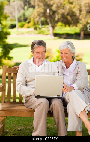 Paar auf ihrem Laptop arbeiten Stockfoto