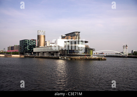 Das Lowry, Millennium Bridge und Apartments, von Media City, Salford Quays, Manchester, Großbritannien Stockfoto