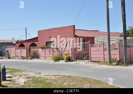 Township-Häuser und Scheunen in Gugulethu, Südafrika Stockfoto