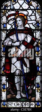 Glasmalerei-Fenster zu Ehren eines gefallenen englischen Soldaten, St. Margaret Church, Cley, Norfolk, England Stockfoto