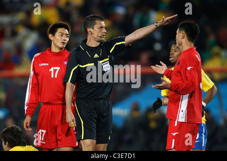 Schiedsrichter Viktor Kassai Gesten bei Brasilien Freistoss während eines Fußballspiels 2010 FIFA Fussball-Weltmeisterschaft zwischen Brasilien und Nordkorea Stockfoto