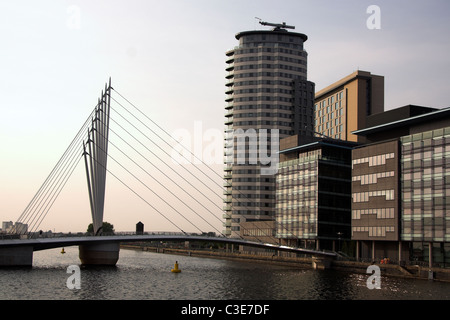 Neue Fußgängerbrücke, Medienstadt, Salford Quays, Manchester, UK Stockfoto