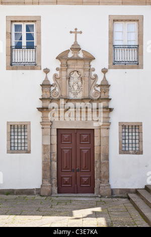 Lar de Sao Francisco (Altersheim) Portal in Guimaraes, Portugal. Stockfoto