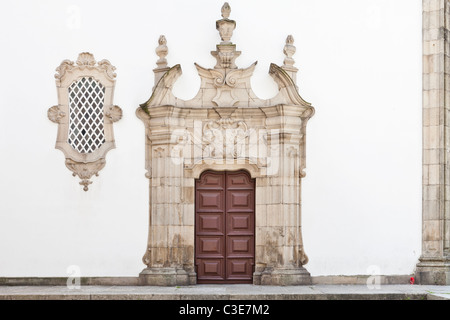 Lar de Sao Francisco (Altersheim) Portal in Guimaraes, Portugal. Stockfoto