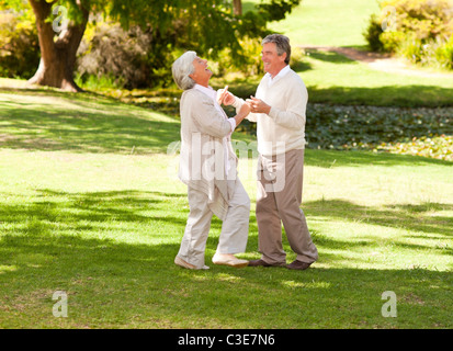 Älteres paar tanzen im park Stockfoto