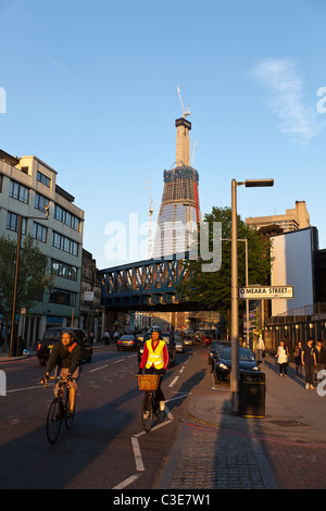 Der Shard of Glass Wolkenkratzer im Bau. Entnommen aus Southwark Street, Southwark, London, England, UK. Stockfoto