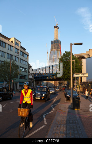 Der Shard of Glass Wolkenkratzer im Bau. Entnommen aus Southwark Street, Southwark, London, England, UK. Stockfoto