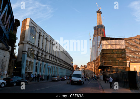 Der Hop Exchange & The Shard of Glass Wolkenkratzer im Bau. Southwark Street, Southwark, London, England, Vereinigtes Königreich. Stockfoto