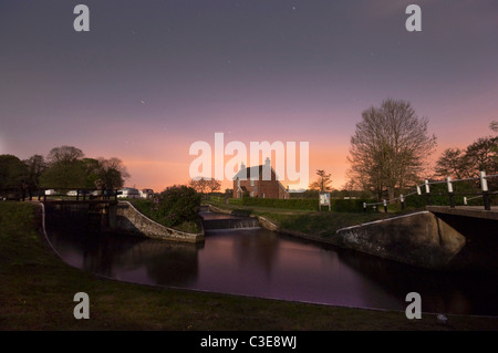 Papercourt Schloss in der Nacht auf den Wey Navigation Stockfoto