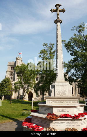 Kriegerdenkmal außerhalb "St. Peter" und "St. Pauls" Kirche, Tring, Hertfordshire, England, Vereinigtes Königreich Stockfoto