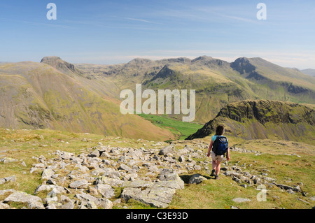 Walker absteigend rote Hecht im englischen Lake District, tiefste, Yewbarrow, Lingmell und Scafell Bereich im Hintergrund Stockfoto