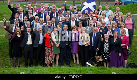 7. Mai 2011 schottische nationale Partei erster Minister für Schottland Alex Salmond und MSPs feiern ihren historischen Sieg Stockfoto