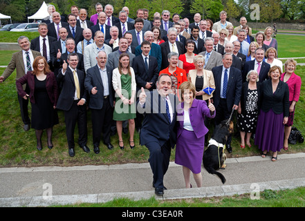 7. Mai 2011 schottische nationale Partei erster Minister für Schottland Alex Salmond und MSPs feiern ihren historischen Sieg Stockfoto