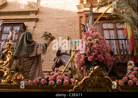 SCHWEBEN SIE IN DER SEMANA SANTA PROZESSION ANTEQUERA SPANIEN 2011 Stockfoto