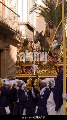 BRUDERSCHAFT IN ANTEQUERA TRONO JESU AUF PALM SU TAG TRAGEN Stockfoto