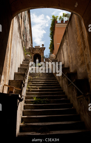 Treppe in der verlassenen Schule im Monti Viertel, Rom, Italien, Europa Stockfoto