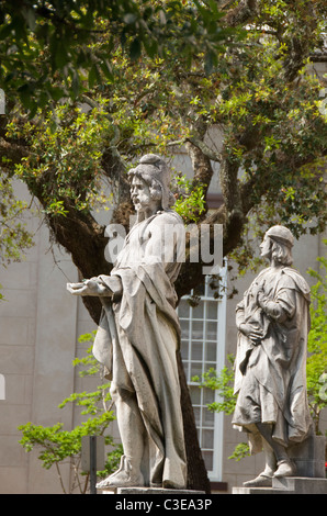 Georgia, Savannah. Statuen vor historischen Telfair Museum of Art, das älteste öffentliche Kunstmuseum im Süden, c. 1818. Stockfoto