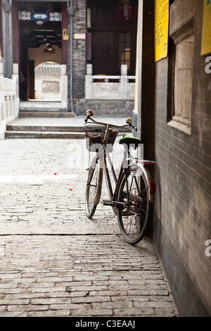 ein altes Fahrrad in einem alten Hof Chinesen in einen entspannten Sonntag Nachmittag Stockfoto