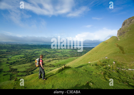 Walker aufsteigender Benbulbin über die Könige Gully Track, County Sligo, Irland. Stockfoto