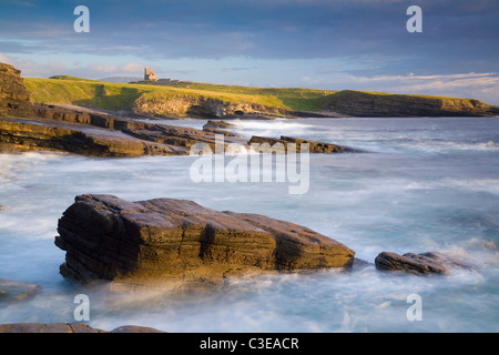 Abend über Mullaghmore Kopf und Classie Bawn Castle, County Sligo, Irland. Stockfoto