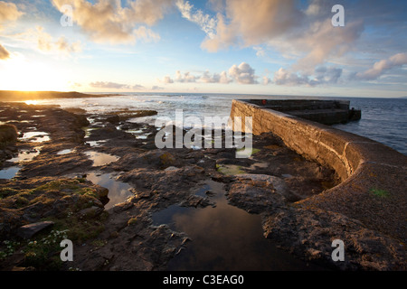 Sonnenuntergang über Easky pier, County Sligo, Irland. Stockfoto