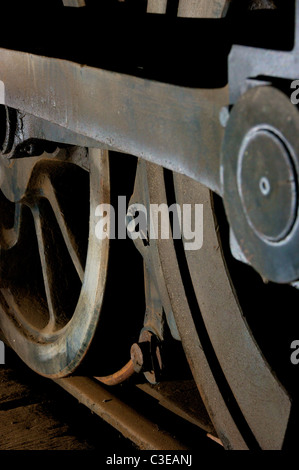 Eine Nahaufnahme von Rädern und Pleuel auf einer Dampflokomotive Stockfoto