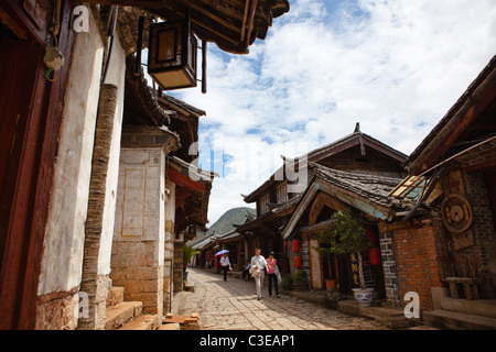 Lijiang: Einkaufsstraße in der antiken Stadt Dayan Stockfoto