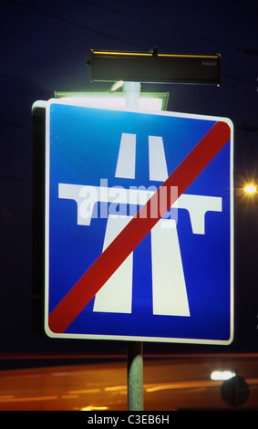 Ende der Autobahn Warnschild am A1/M Autobahn bei Nacht Leeds Yorkshire uk Stockfoto