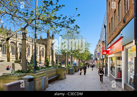 Geschäfte entlang der Kirkgate/Westgate in der Nähe der Kathedrale im Zentrum Stadt Wakefield, West Yorkshire, Großbritannien Stockfoto