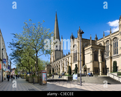 Wakefield Kathedrale und Geschäfte entlang der Kirkgate/Westgate in der Stadt-Zentrum, Wakefield, West Yorkshire, Großbritannien Stockfoto