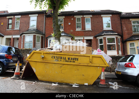 Ein überspringen vor einem Haus in einer Stadt, U.K. Stockfoto