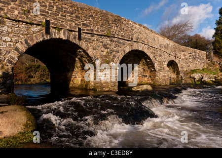 Die Straßenbrücke über den Fluss Dart bei Postbridge, Dartmoor Stockfoto