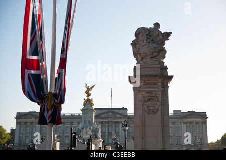 Detail der UK Anschluß-Markierungsfahne mit gefällter Palast im Hintergrund. Stockfoto