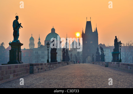 Sonnenaufgang über Prag - Blick von der Karlsbrücke entfernt, am frühen Morgen Stockfoto