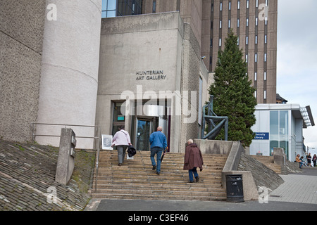 Drei Besucher auf den Stufen des Hunterian Art Gallery, Teil der Bibliothek Komplex auf dem Campus der Universität von Glasgow. Stockfoto