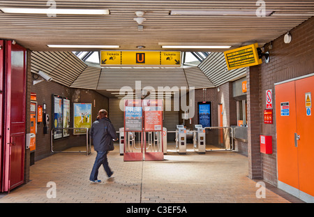 Passagiere, die zu Fuß in die Schilde Road u-Bahnstation in Glasgow, Schottland Stockfoto