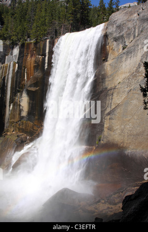 Ein Regenbogen entsteht im Nebel an der Basis der 317 Fuß Vernal Falls im Yosemite National Park Stockfoto