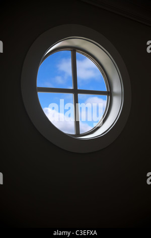 Fenster und blauer Himmel für Hintergrund Stockfoto