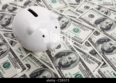 Sparschwein und hundert Dollar-Scheine für den Hintergrund Stockfoto