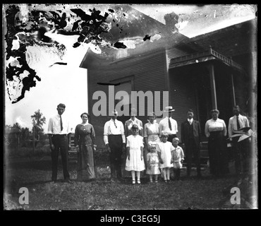 wohlhabende American gothic im freien Holzhaus 1890er Jahren Familientreffen Familienfoto Stockfoto