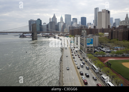 Blick nach Süden auf den FDR Drive in Richtung lower Manhattan entlang des East River von der Manhattan Bridge, New York City. Stockfoto