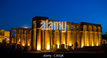 Aegypten, Luxor, Luxor-Tempel (Ipet-Resit), Säulenkolonade von Westen Stockfoto