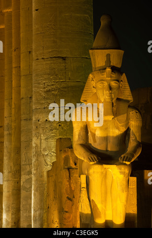 Aegypten, Luxor, Luxor-Tempel (Ipet-Resit), Säulenkolonade Mit Sitzstatue Stockfoto