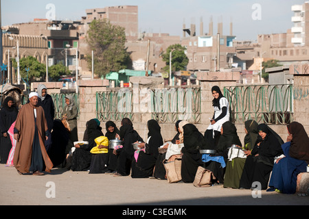 Aegypten, Esna, Strassenszene, Frauen Verkaufen Käse Stockfoto