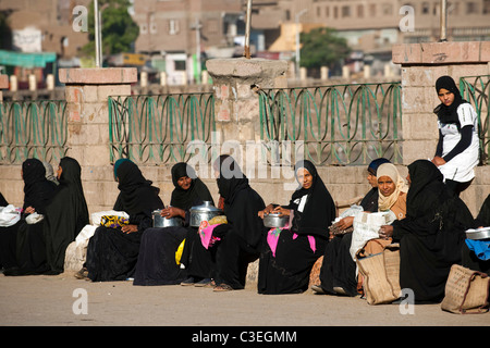 Aegypten, Esna, Strassenszene, Frauen Verkaufen Käse Stockfoto