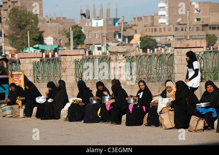 Aegypten, Esna, Strassenszene, Frauen Verkaufen Käse Stockfoto